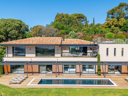 GRIMAUD - VILLA CONTEMPORAINE - VUE GOLFE DE SAINT TROPEZ