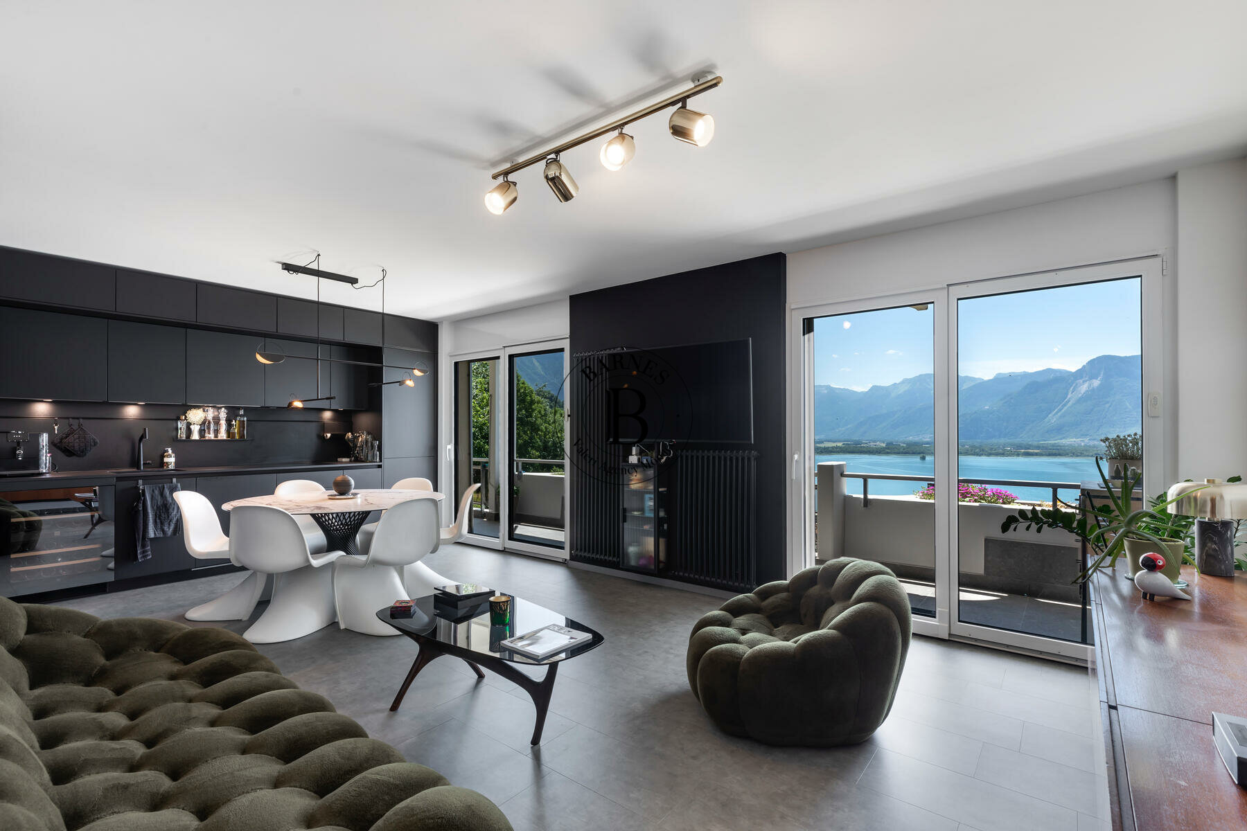 MONTERUX - RENOVATED LOFT - LAKE & MOUNTAIN VIEW - 3/21