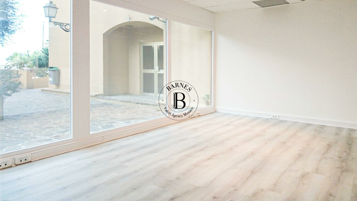 PORT DE FONTVIEILLE - BUREAU EN OPEN SPACE AVEC VITRINE - 2/5