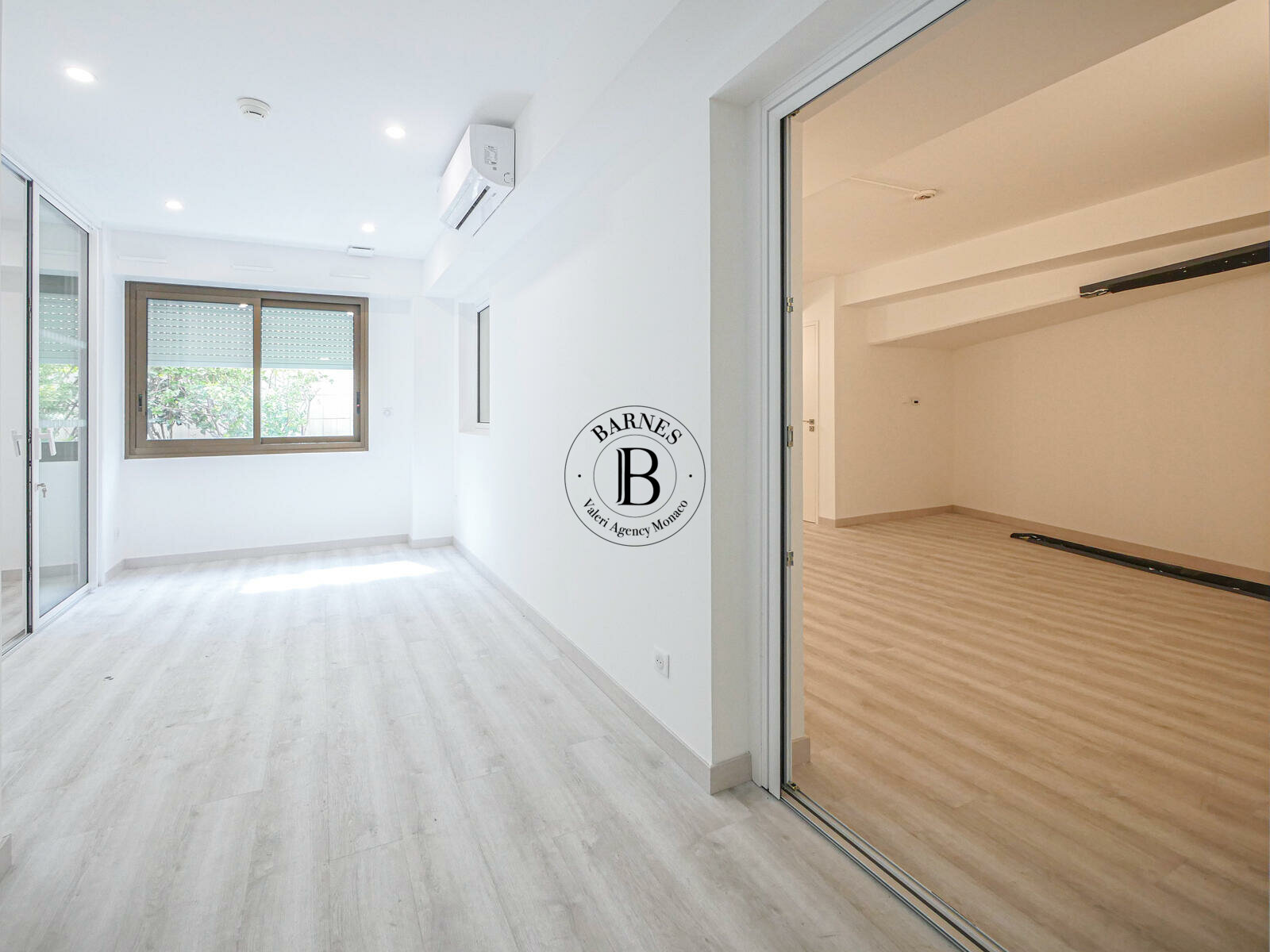 LE CASTEL - SPACIOUS OFFICES RENOVATED - 2/7